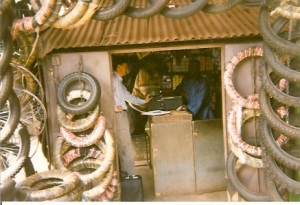 El autor vendiendo candados para bicicletas en Bamako, capital de Mali, en Noviembre de 1997.