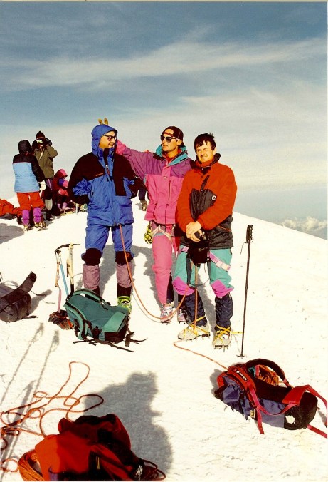 El autor en la cumbre del Mont Blanc en 1996 con Juan Luis Aguiriano (izqda.) y nuestro guía (centro).