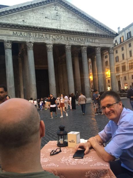 El autor con su cliente ante el Panteón en Roma